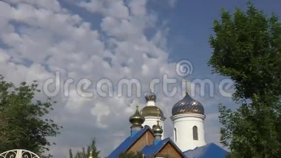 欧洲和亚洲自然边界上基督教会的圆顶视频的预览图