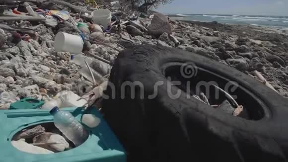 海滩上的海洋废弃物塑料视频的预览图