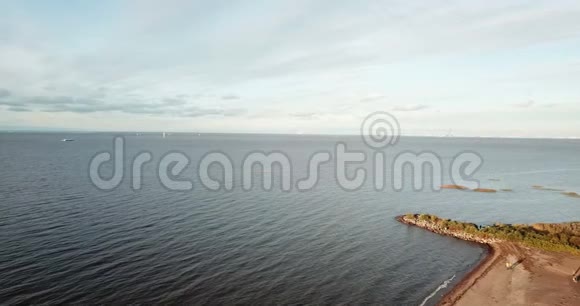 从沙滩上的无人机和芬兰湾海岸的视野中在地平线上看到了圣区视频的预览图