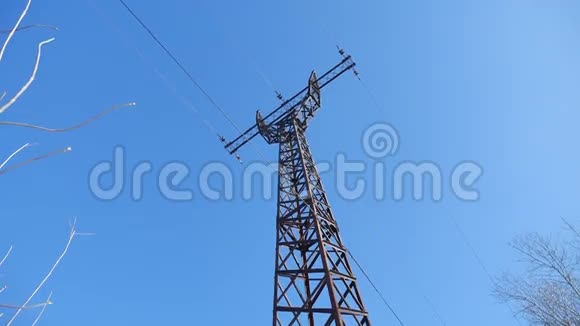 高压铁塔对抗蓝天电线技术视频的预览图