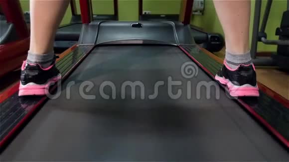 美丽的女孩在健身房的健身跑道上奔跑视频的预览图