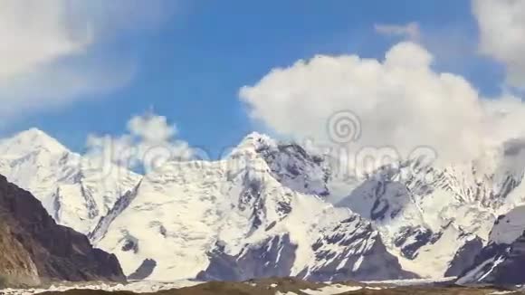 冰川上的云吉尔吉斯斯坦T中部视频的预览图