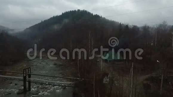 喀尔巴阡山脉河上的老桥景观视频的预览图