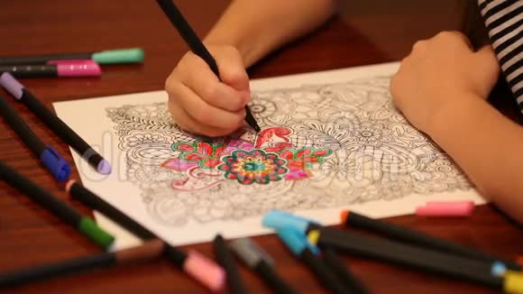 儿童用彩色毛毡笔手绘抗应力着色视频的预览图