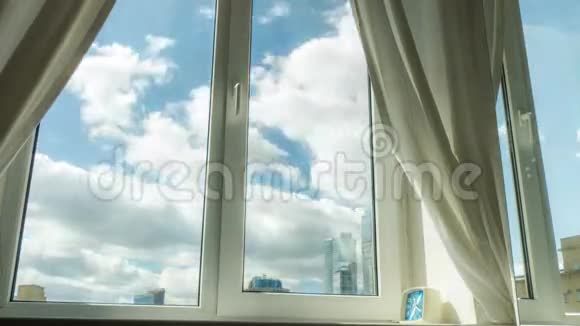 有云的现代住宅窗户视频的预览图