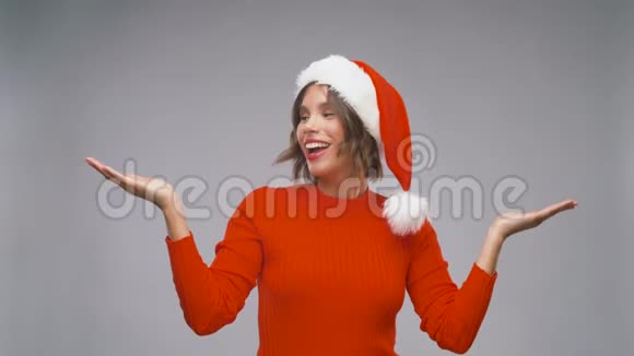 圣诞节时戴圣诞老人礼帽的亚马逊女人视频的预览图