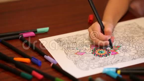 儿童用彩色毛毡笔手绘抗应力着色视频的预览图