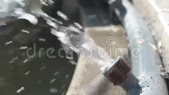 喷泉喷射的水流缓慢涌出视频的预览图