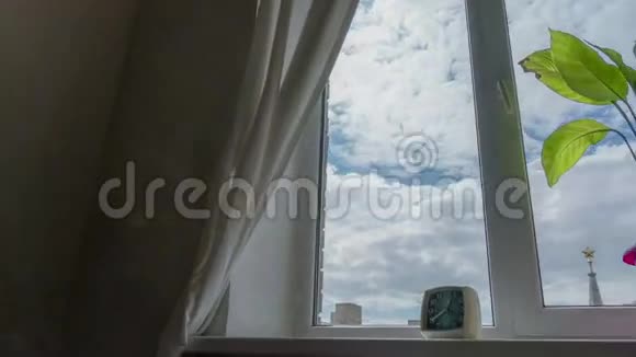 有云的现代住宅窗户视频的预览图