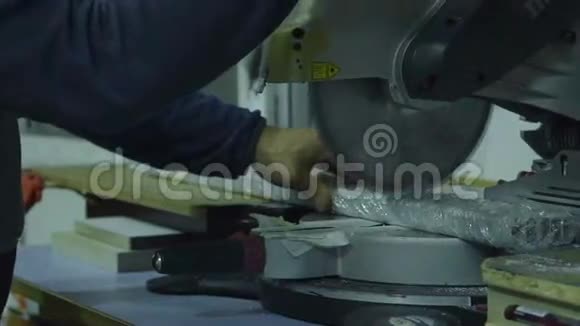 家具制造工厂加工金属零件视频的预览图