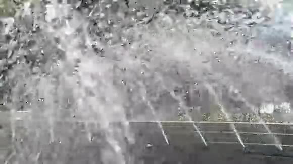 喷泉水滴在空气中的碎片视频的预览图