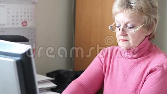在办公室电脑工作的女人视频的预览图