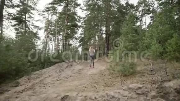 那个女孩正在穿过森林视频的预览图