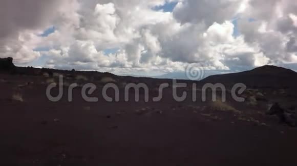 Tolbachik火山斜坡上的老熔岩田视频的预览图