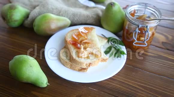 一块面包和一个盘子里的梨和苹果自制的甜果酱视频的预览图