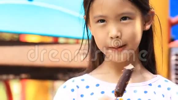 快乐的亚洲孩子喜欢吃冰淇淋视频的预览图