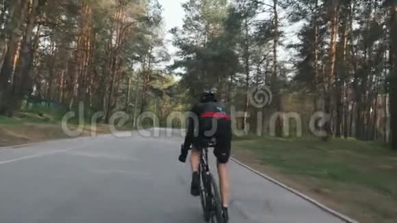后面跟着骑自行车的人冲出马鞍自行车训练自行车的概念慢动作视频的预览图