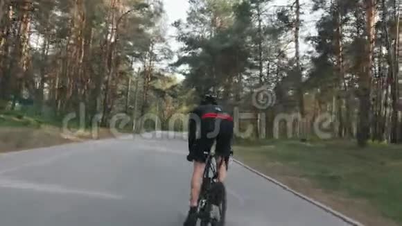 后面跟着骑自行车的人冲出马鞍自行车训练自行车的概念视频的预览图
