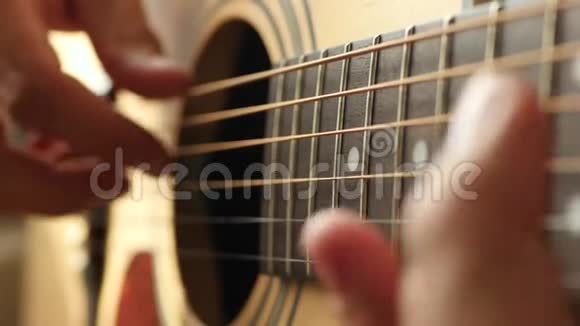 这位音乐家用黄色吉他演奏旋律特写视频的预览图
