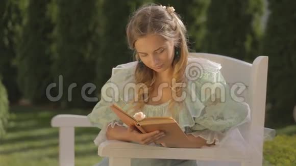 夏天下午坐在长凳上看书的女孩视频的预览图