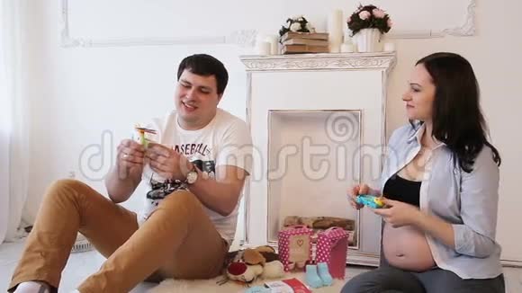 孕妇及其丈夫和新生儿服装视频的预览图