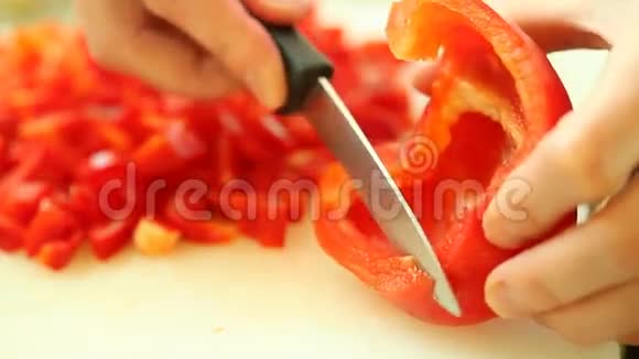 食物切菜刀红甜椒蔬菜视频的预览图