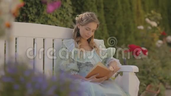 夏天下午坐在长凳上看书的女孩视频的预览图