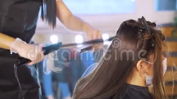 美容院头发修复的过程视频的预览图