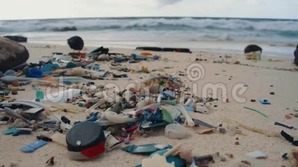 海滩上的海洋废弃物塑料视频的预览图