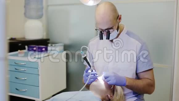 显微镜和照相机的牙科检查视频的预览图