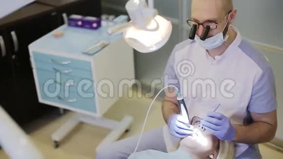 显微镜和照相机的牙科检查视频的预览图
