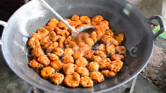用热锅炒制的咖喱鱼片视频的预览图