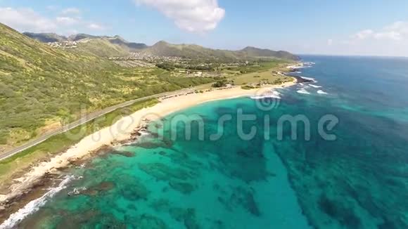 从瓦胡岛南海岸的空中俯瞰沙滩视频的预览图