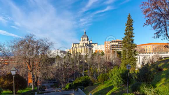 马德里阳光明媚的一天公园景观阿尔穆迪纳大教堂4k时间流逝西班牙视频的预览图