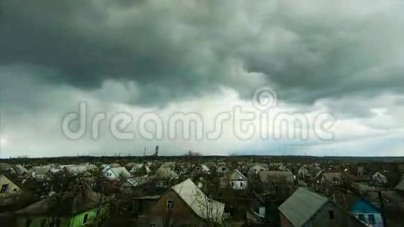 雨云在天空中飞过房屋视频的预览图