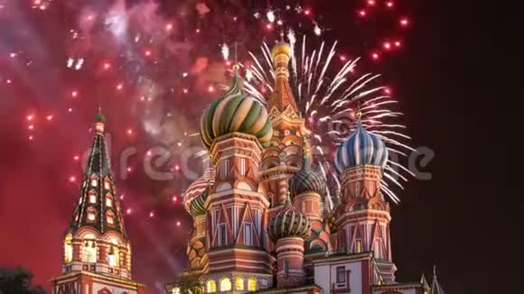 在巴兹尔的护城河上最神圣的西奥多科斯大教堂万世尊和烟花红场莫斯科鲁视频的预览图
