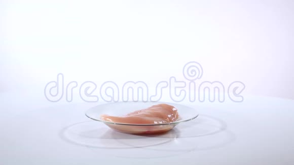 玻璃盘子里的鸡排打开白色背景视频的预览图