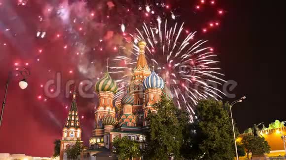 在巴兹尔的护城河上最神圣的西奥多科斯大教堂万世尊和烟花红场莫斯科鲁视频的预览图