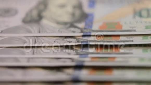 美国百美元钞票把美国纸币的多利照片合上现金背景本杰明富兰克林视频的预览图