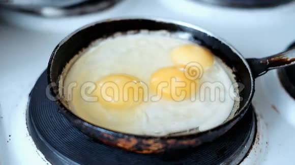 煎锅里煎鸡蛋视频的预览图