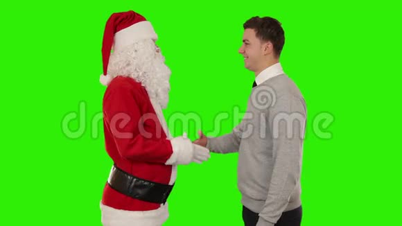 圣诞老人和年轻商人握手绿屏股票录像视频的预览图