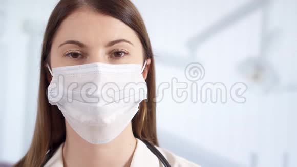 站在医院病房的专业女医生画像女医生视频的预览图