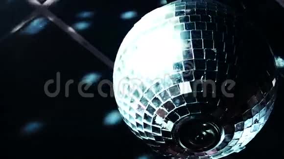透明的镜子球旋转反射光线进入俱乐部场地视频的预览图