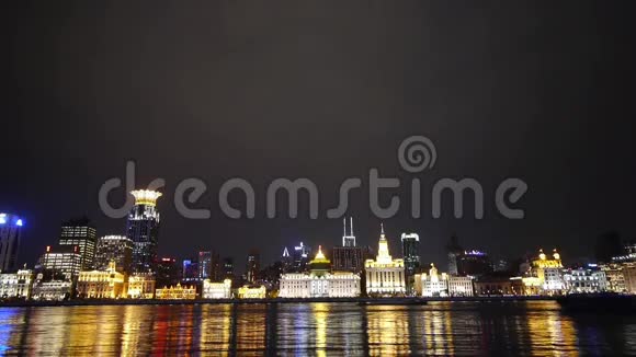 晚上从浦东看上海外滩旧式建筑灯映江面视频的预览图