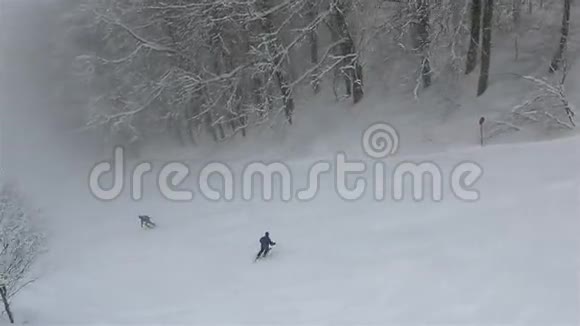 罗萨湖特高山度假村雾中的滑雪斜坡视频的预览图