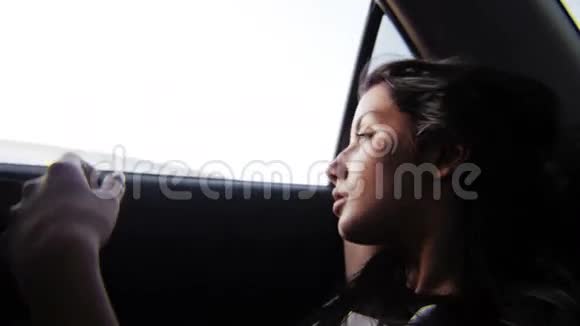 日落时从车窗外眺望的少女视频的预览图