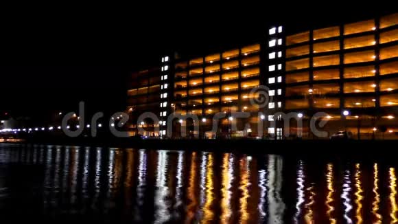 城市灯光反射在水面上视频的预览图