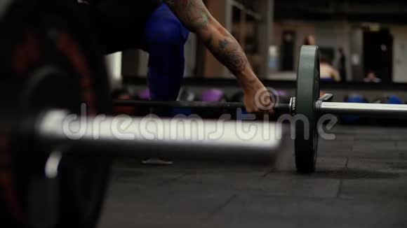 强壮的男人在健身房做杠铃运动视频的预览图