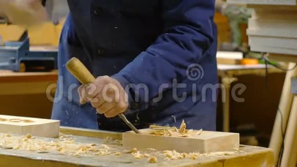 木雕人类的手凿一块木头视频的预览图