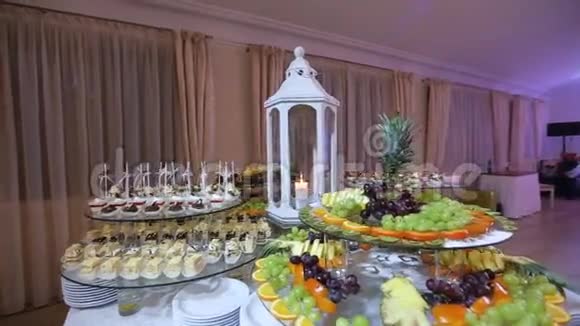 提供糖果和蛋糕的婚礼桌糕点糖果视频的预览图